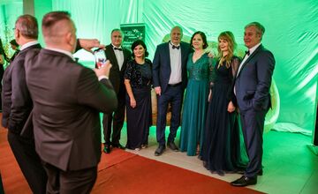 FOTO: Michalovce odštartovali plesovú sezónu luxusne, nechýbala módna prehliadka a prišiel aj Robo Opatovský