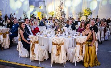 FOTO: Michalovce odštartovali plesovú sezónu luxusne, nechýbala módna prehliadka a prišiel aj Robo Opatovský