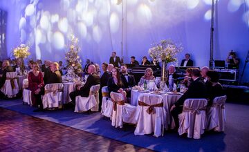 FOTO: Michalovce odštartovali plesovú sezónu luxusne, nechýbala módna prehliadka a prišiel aj Robo Opatovský