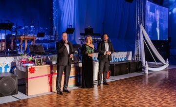 FOTO: Michalovce odštartovali plesovú sezónu luxusne, nechýbala módna prehliadka a prišiel aj Robo Opatovský