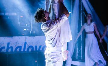 FOTO: Michalovce odštartovali plesovú sezónu luxusne, nechýbala módna prehliadka a prišiel aj Robo Opatovský