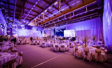 FOTO: Michalovce odštartovali plesovú sezónu luxusne, nechýbala módna prehliadka a prišiel aj Robo Opatovský