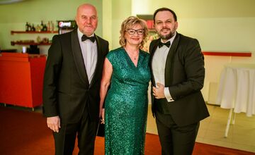 FOTO: Michalovce odštartovali plesovú sezónu luxusne, nechýbala módna prehliadka a prišiel aj Robo Opatovský