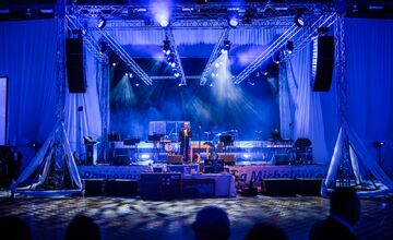 FOTO: Michalovce odštartovali plesovú sezónu luxusne, nechýbala módna prehliadka a prišiel aj Robo Opatovský