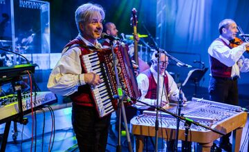 FOTO: Michalovce odštartovali plesovú sezónu luxusne, nechýbala módna prehliadka a prišiel aj Robo Opatovský