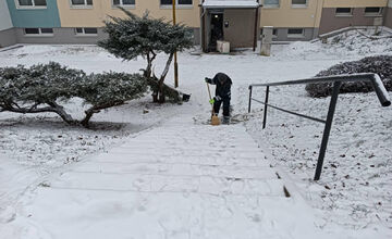 Košické podniky sa pustili do čistenia chodníkov a ciest