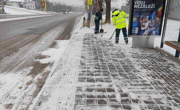 Košické podniky sa pustili do čistenia chodníkov a ciest