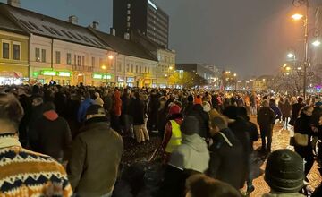 FOTO: Košičania vyšli do ulíc – Vyjadrujú nespokojnosť s vládou