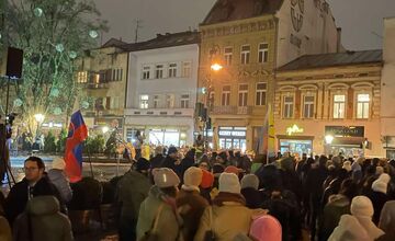 FOTO: Košičania vyšli do ulíc – Vyjadrujú nespokojnosť s vládou