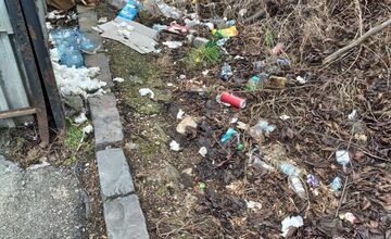 FOTO: Neporiadok okolo autobusovej zastávky na Kalvárii