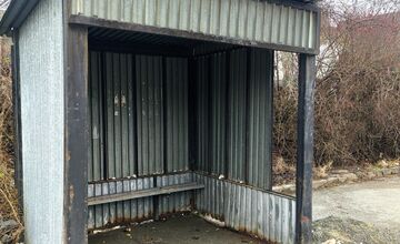 FOTO: Neporiadok okolo autobusovej zastávky na Kalvárii