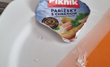 FOTO: Tesco sťahuje z predaja populárny šalát. Zákazník v ňom našiel úlomky skla