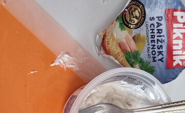 FOTO: Tesco sťahuje z predaja populárny šalát. Zákazník v ňom našiel úlomky skla