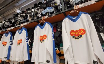 FOTO: Oceliari nastúpili na ľad v retro dresoch, šťastie im však nepriniesli