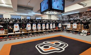 FOTO: Oceliari nastúpili na ľad v retro dresoch, šťastie im však nepriniesli