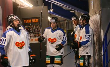 FOTO: Oceliari nastúpili na ľad v retro dresoch, šťastie im však nepriniesli