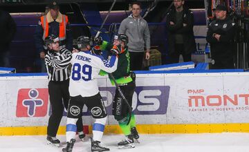 FOTO: Oceliari nastúpili na ľad v retro dresoch, šťastie im však nepriniesli