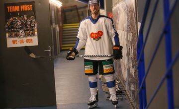 FOTO: Oceliari nastúpili na ľad v retro dresoch, šťastie im však nepriniesli