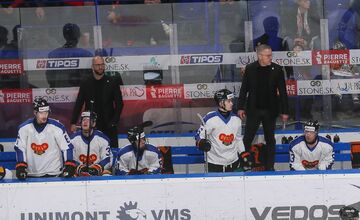 FOTO: Oceliari nastúpili na ľad v retro dresoch, šťastie im však nepriniesli