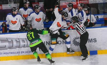 FOTO: Oceliari nastúpili na ľad v retro dresoch, šťastie im však nepriniesli