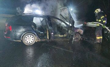 FOTO: Smerom na Jahodnú začali po nehode horieť dve autá