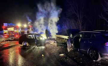 FOTO: Smerom na Jahodnú začali po nehode horieť dve autá