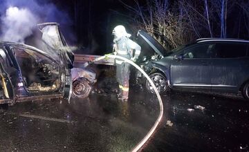 FOTO: Smerom na Jahodnú začali po nehode horieť dve autá