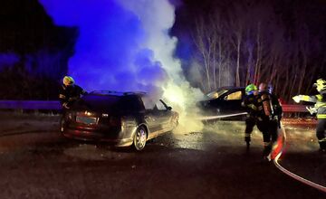 FOTO: Smerom na Jahodnú začali po nehode horieť dve autá