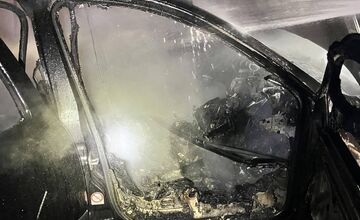 FOTO: Smerom na Jahodnú začali po nehode horieť dve autá