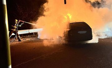 FOTO: Smerom na Jahodnú začali po nehode horieť dve autá