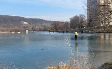 FOTO: Takto vyzerali zimné februárové dni na Jazere, počasie prialo otužilcom aj fanúšikom jari