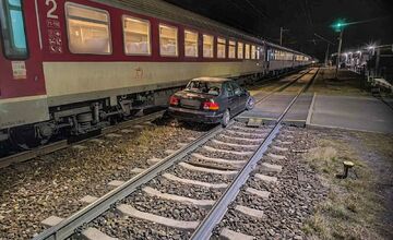FOTO: Vlak narazil do auta zaparkovaného na železničnom priecestí v Ťahanovciach