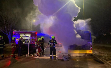 Hasiči nadránom zasahovali pri likvidácii požiaru autobusu MHD