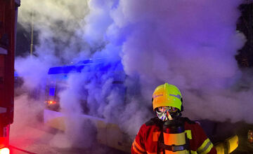 Hasiči nadránom zasahovali pri likvidácii požiaru autobusu MHD