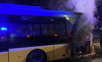 Hasiči nadránom zasahovali pri likvidácii požiaru autobusu MHD