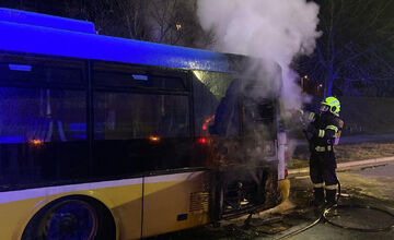 Hasiči nadránom zasahovali pri likvidácii požiaru autobusu MHD