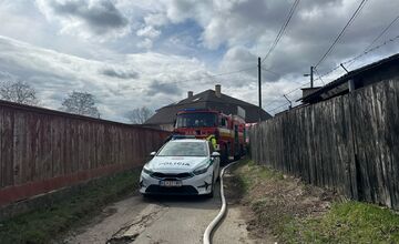 FOTO: Zásah hasičov pri požiari dielne a domu vo Veľkej Ide