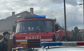 FOTO: Zásah hasičov pri požiari dielne a domu vo Veľkej Ide