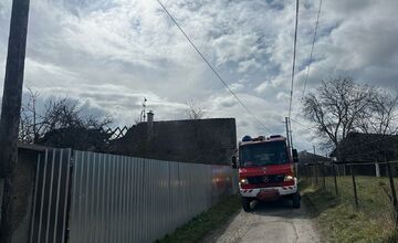 FOTO: Zásah hasičov pri požiari dielne a domu vo Veľkej Ide
