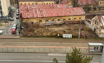 FOTO: Vedenie košickej mestskej časti Staré mesto upratuje súkromný pozemok