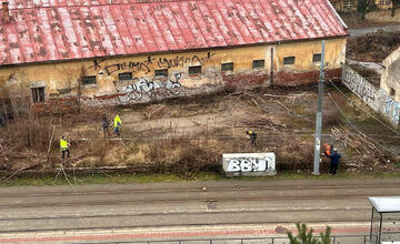 FOTO: Vedenie košickej mestskej časti Staré mesto upratuje súkromný pozemok