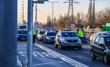 FOTO: Policajná akcia v Košiciach, policajti odstavili časť mesta