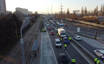 FOTO: Policajná akcia v Košiciach, policajti odstavili časť mesta