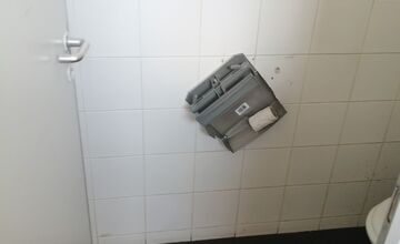 FOTO: Vandali ničia v Košiciach detské ihriská, lavičky aj verejné toalety