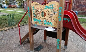 FOTO: Vandali ničia v Košiciach detské ihriská, lavičky aj verejné toalety