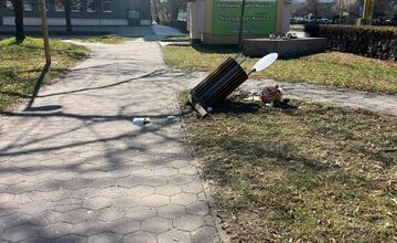 FOTO: Vandali v noci z piatka na sobotu vyčíňali v košickej mestskej časti Juh