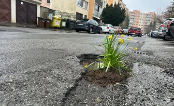 FOTO: Košičan upozornil na výtlky vtipným spôsobom