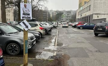 FOTO: Košičan upozornil na výtlky vtipným spôsobom