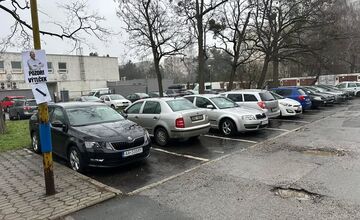 FOTO: Košičan upozornil na výtlky vtipným spôsobom