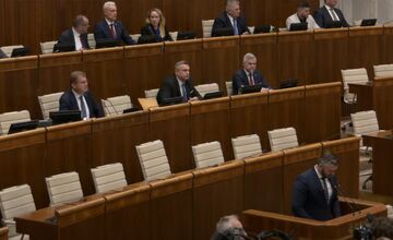 FOTO: Raši zvolený za šéfa parlamentu. Národná rada nemala predsedu takmer rok